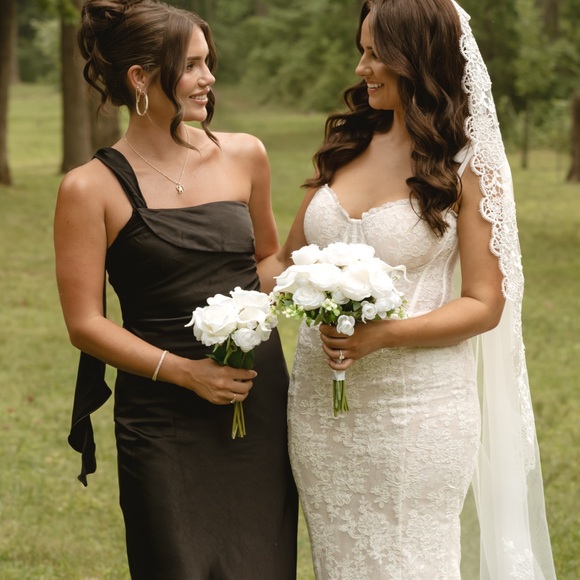 Elegant Black One-Shoulder Dress - Picture 3 of 4